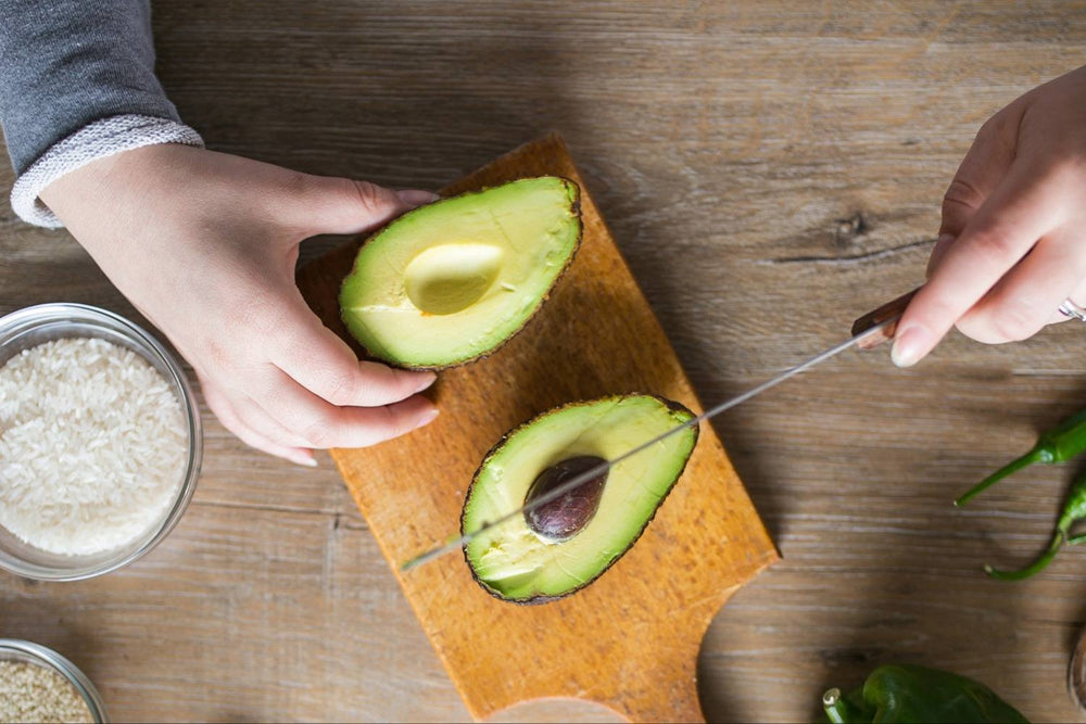 Comment couper un avocat en tranches, cubes et lamelles