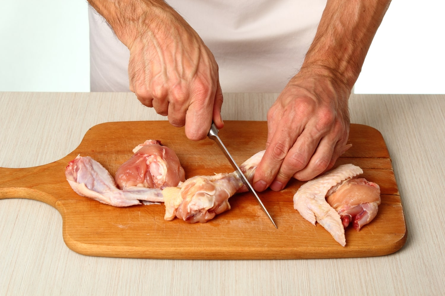 Comment découper un poulet entier cru en morceaux