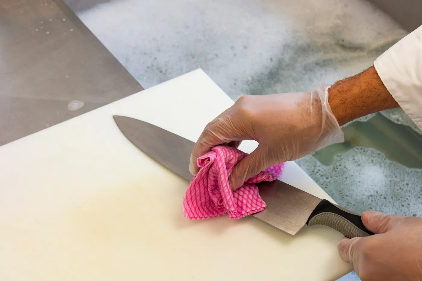 Comment nettoyer une lame de couteau en carbone noircie?