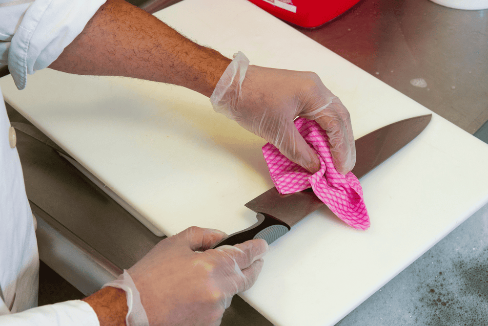 Comment nettoyer une lame de couteau noircie sans l’abîmer