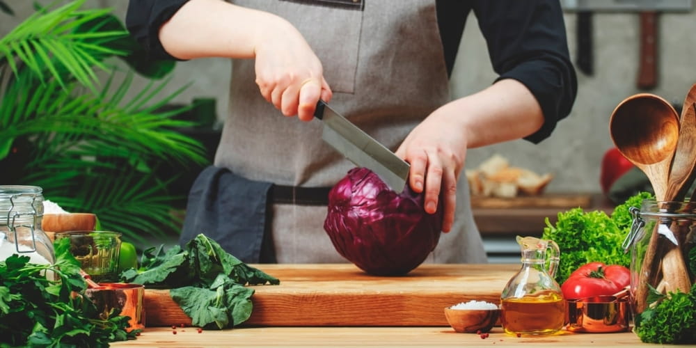 Comment utiliser un couteau de légumes Nakiri japonais