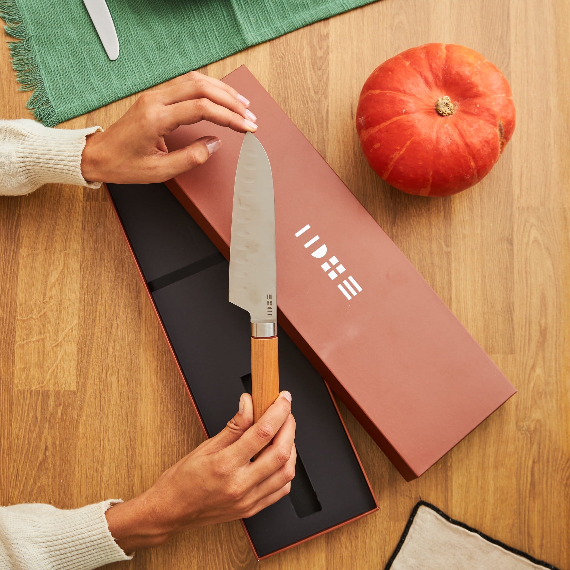 Coffret cadeau élégant contenant le couteau Santoku ETCH, idéal pour les passionnés de cuisine