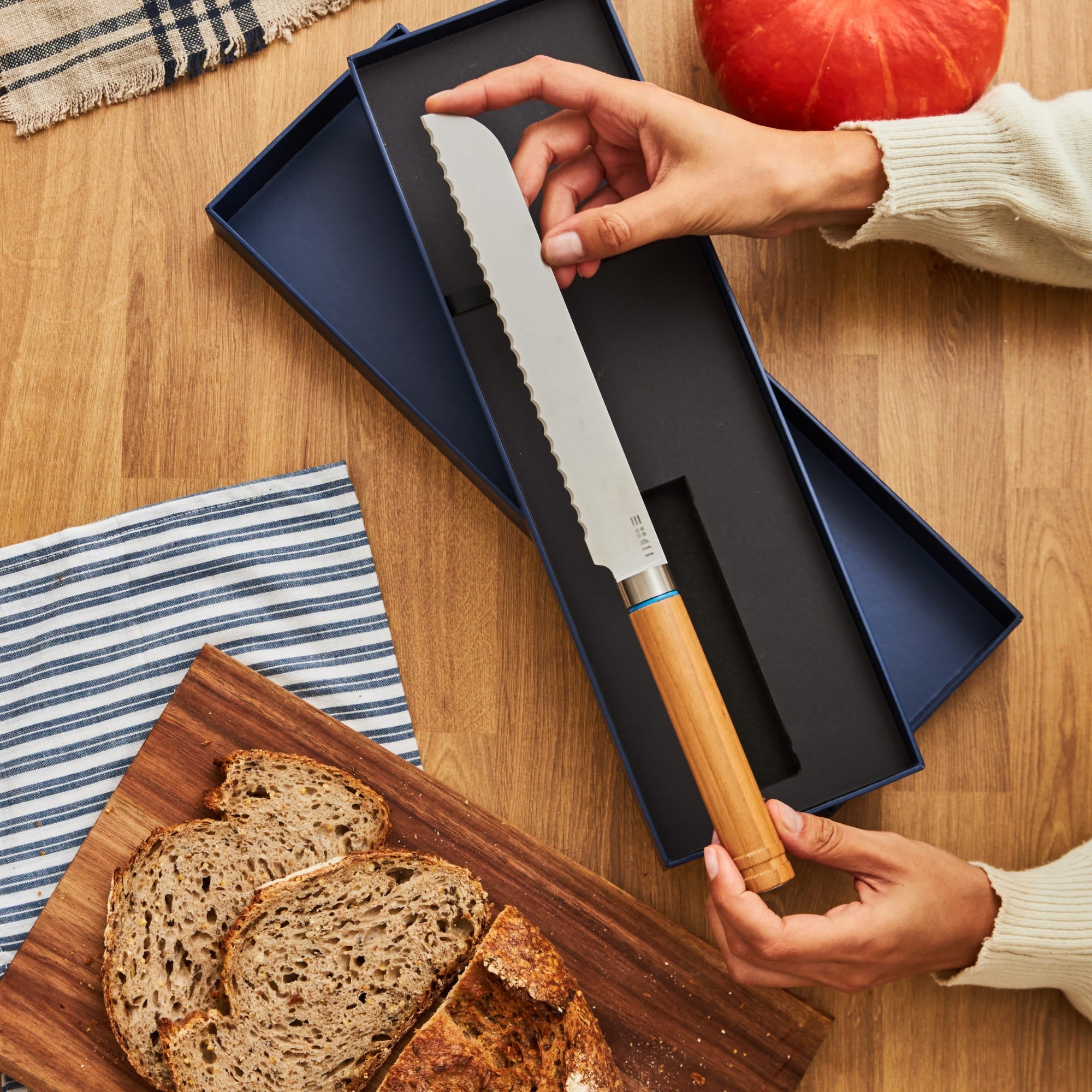 Coffret cadeau élégant contenant le couteau à pain ETCH, idéal pour les passionnés de cuisine