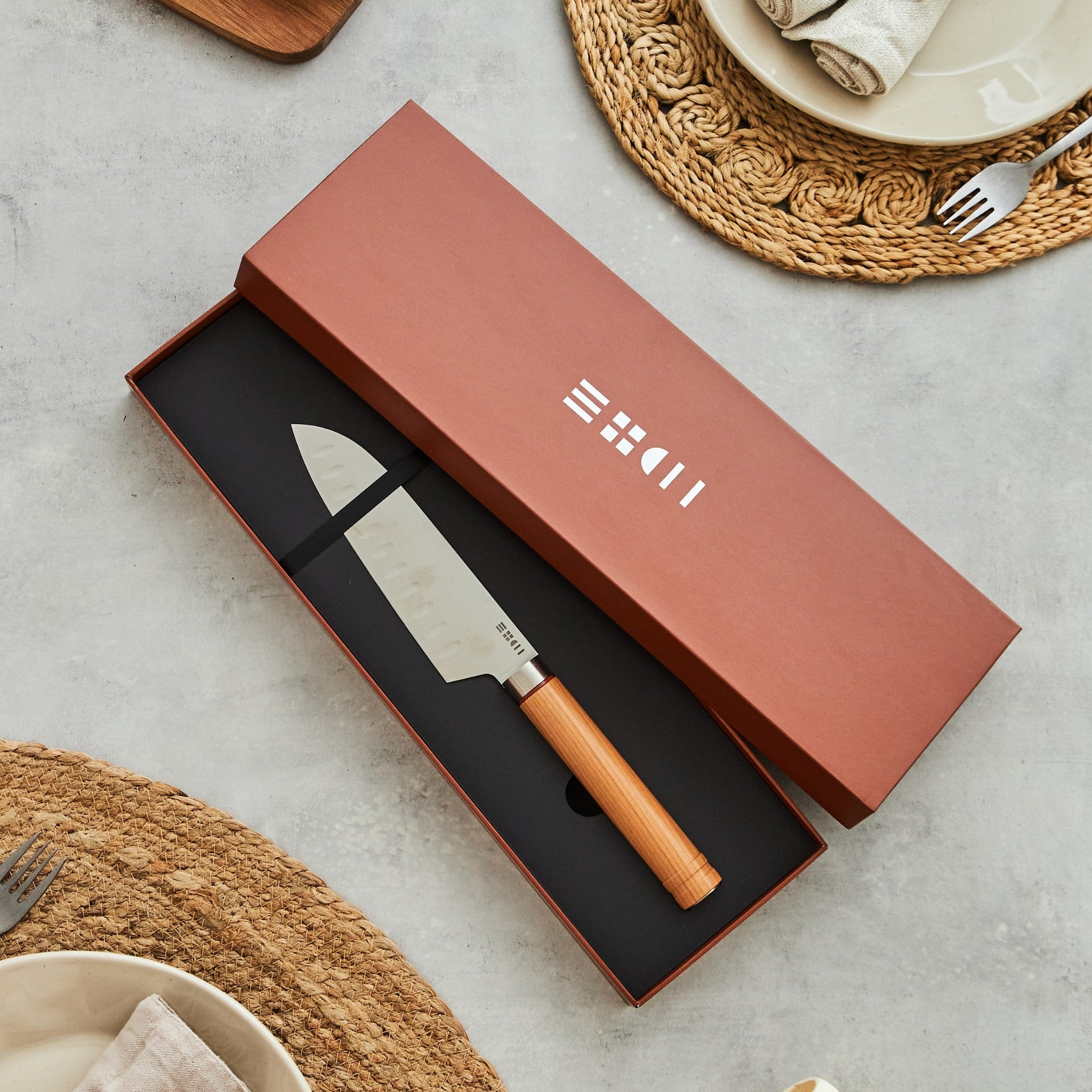 Couteau Santoku ETCH dans son coffret cadeau marron terracotta, lame alvéolée 17 cm et manche bois aux nervures naturelles
