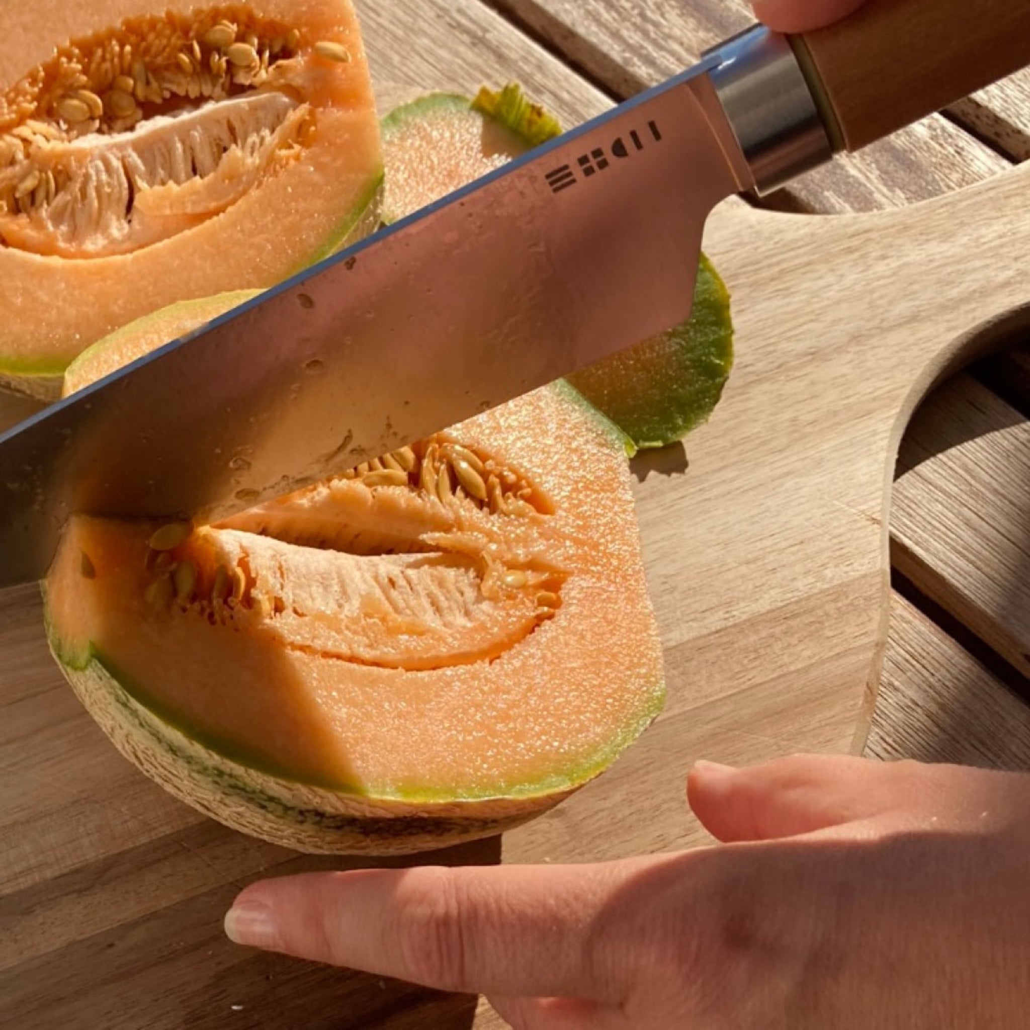 Tranchage précis d’un melon bien mûr avec le couteau éminceur ETCH, lame fine et équilibre parfait