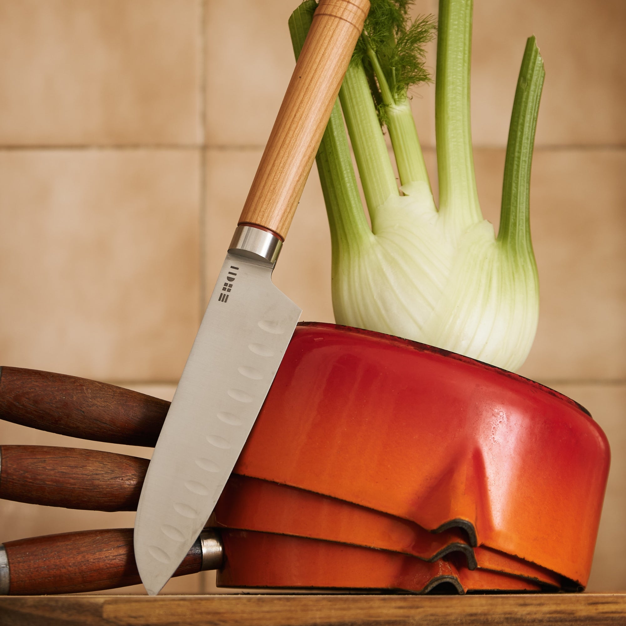 Couteau Santku ETCH en cuisine