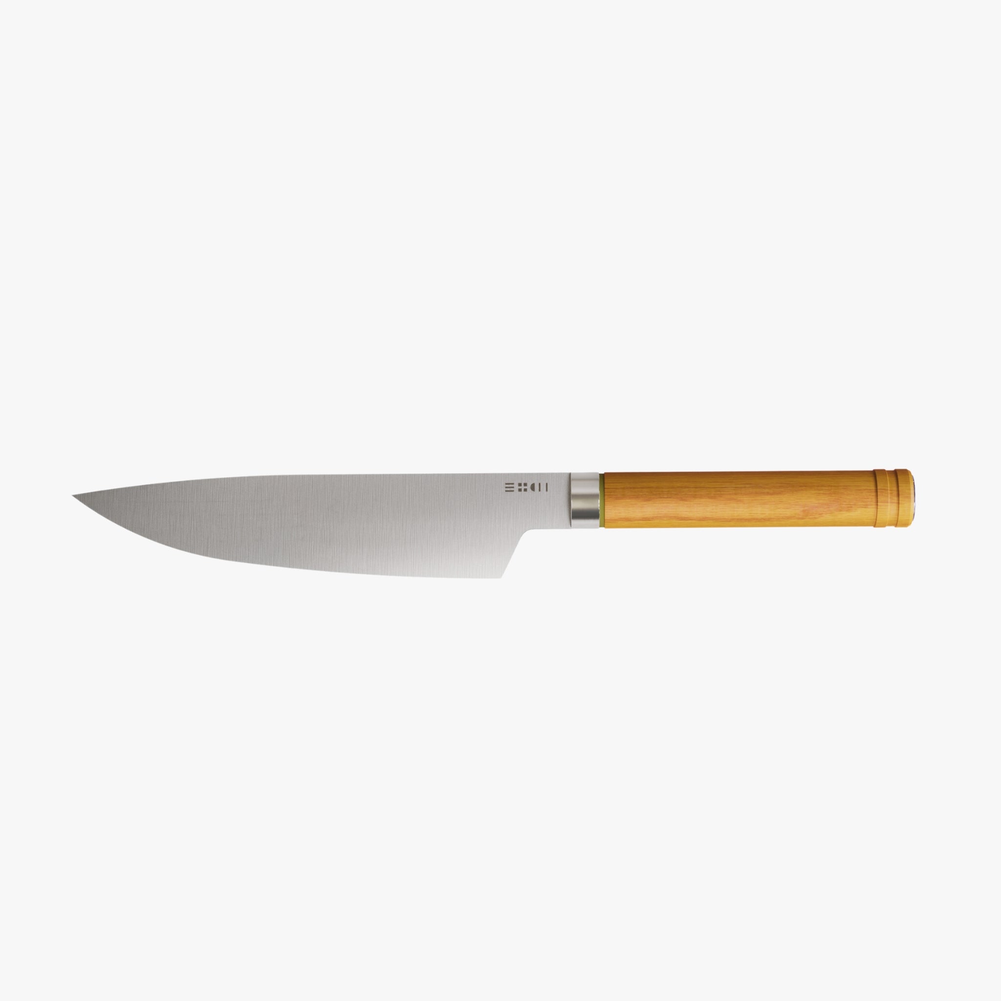 Couteau éminceur haut de gamme ETCH conçu à Thiers, lame inox Nitrox 20 cm, fine et rigide, dureté 58 HRC, affûtage une fois l’an. Manche rond en merisier verni à grain naturel, geste fluide, confort prolongé, tenue équilibrée. Gravure ETCH sur lame, style japonais sobre, idéal pour la découpe de précision.