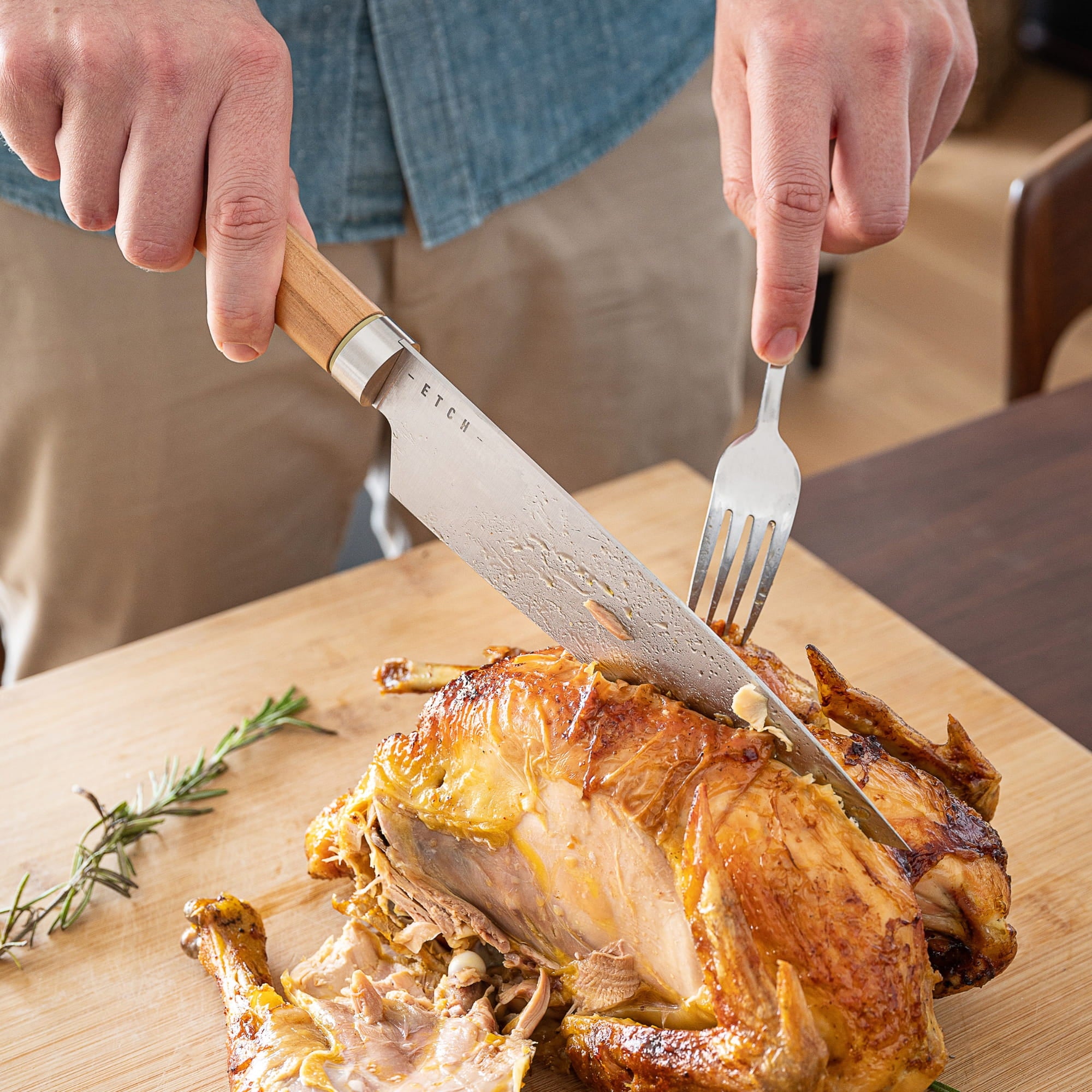 Émincer et couper la viande avec la polyvalence du couteau de chef ETCH fabriqué à Thiers