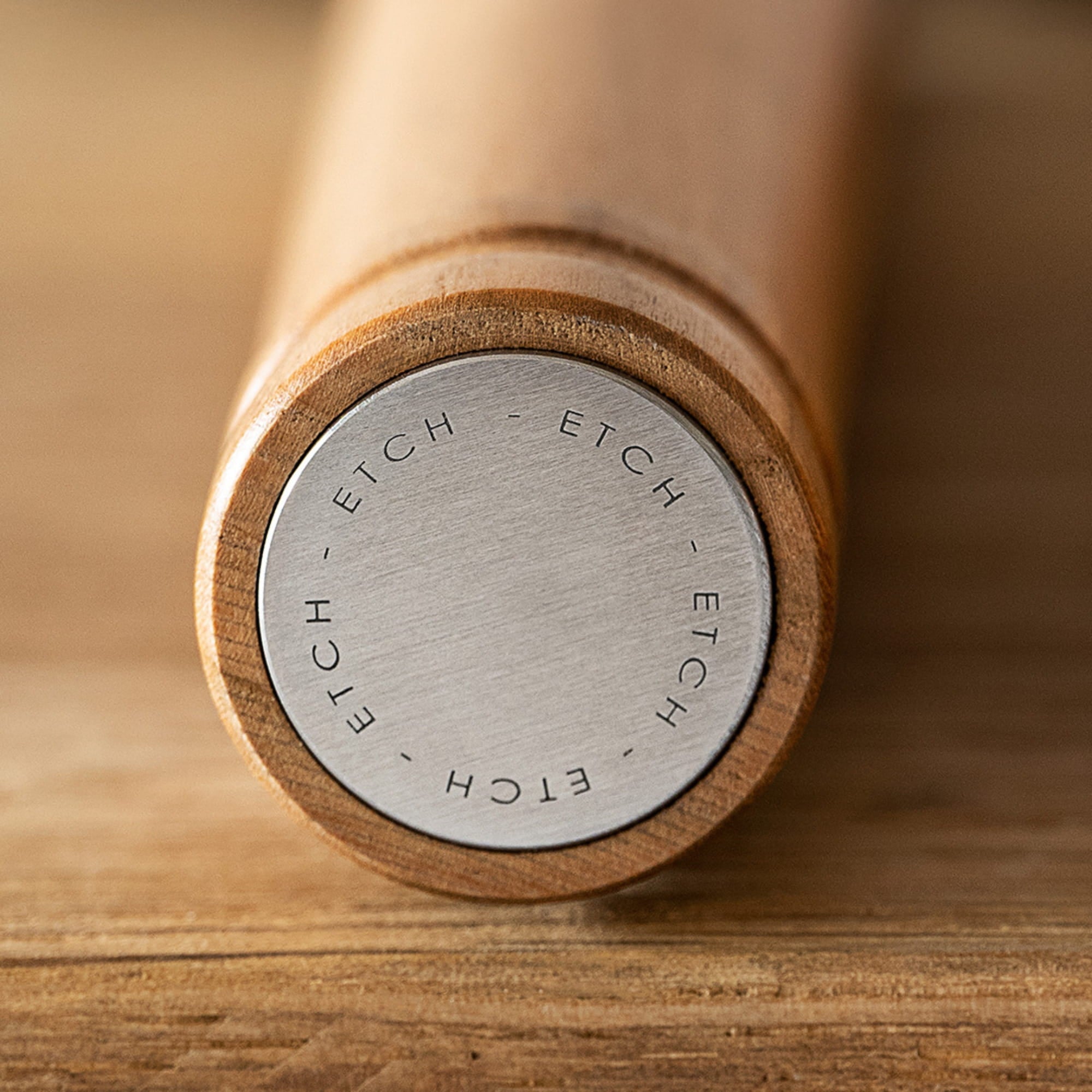 Manche rond en bois de merisier sans rivets du couteau Santoku ETCH au design japonais