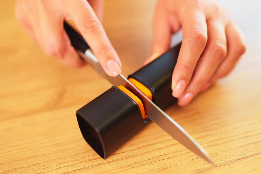 How to sharpen your knife with a manual sharpener