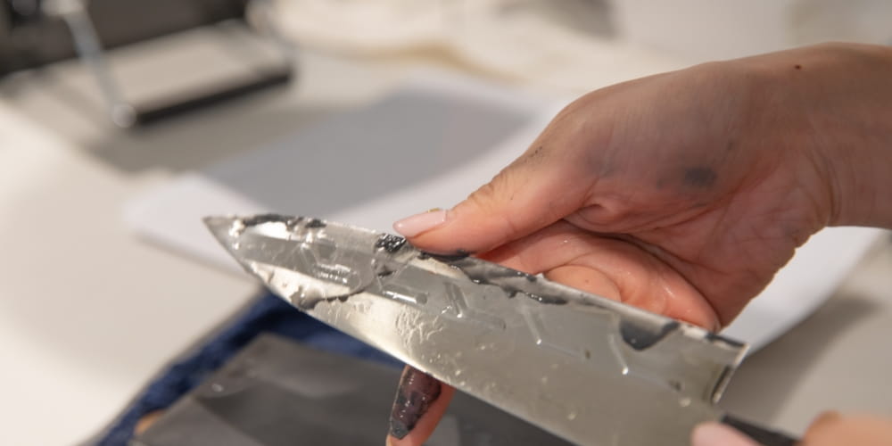 Comment aiguiser un couteau avec une assiette