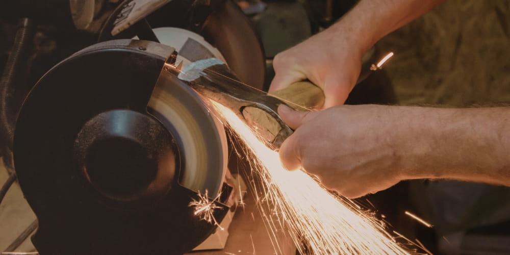 Comment aiguiser un couteau avec une meule électrique