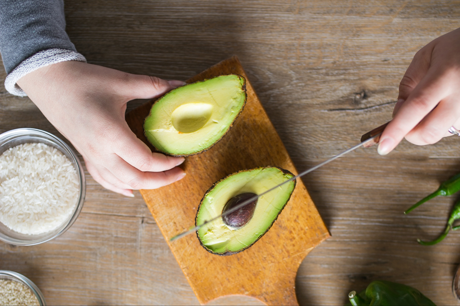 Comment couper un avocat en tranches, cubes et lamelles