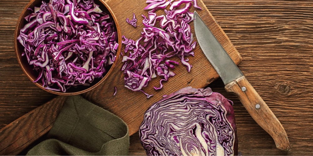 Comment couper un chou rouge finement pour salade