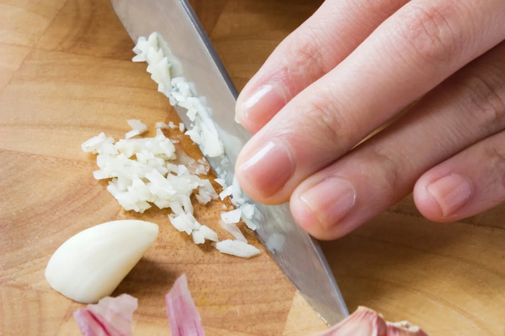 How to chop garlic