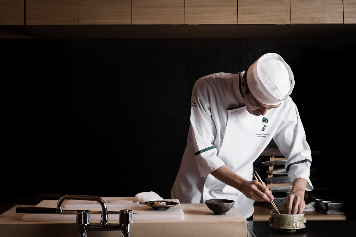 Chef cuisinier japonais en train de cuisiner