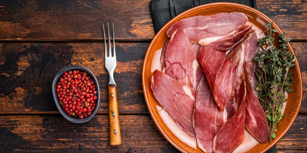 Quel couteau pour couper jambon cru