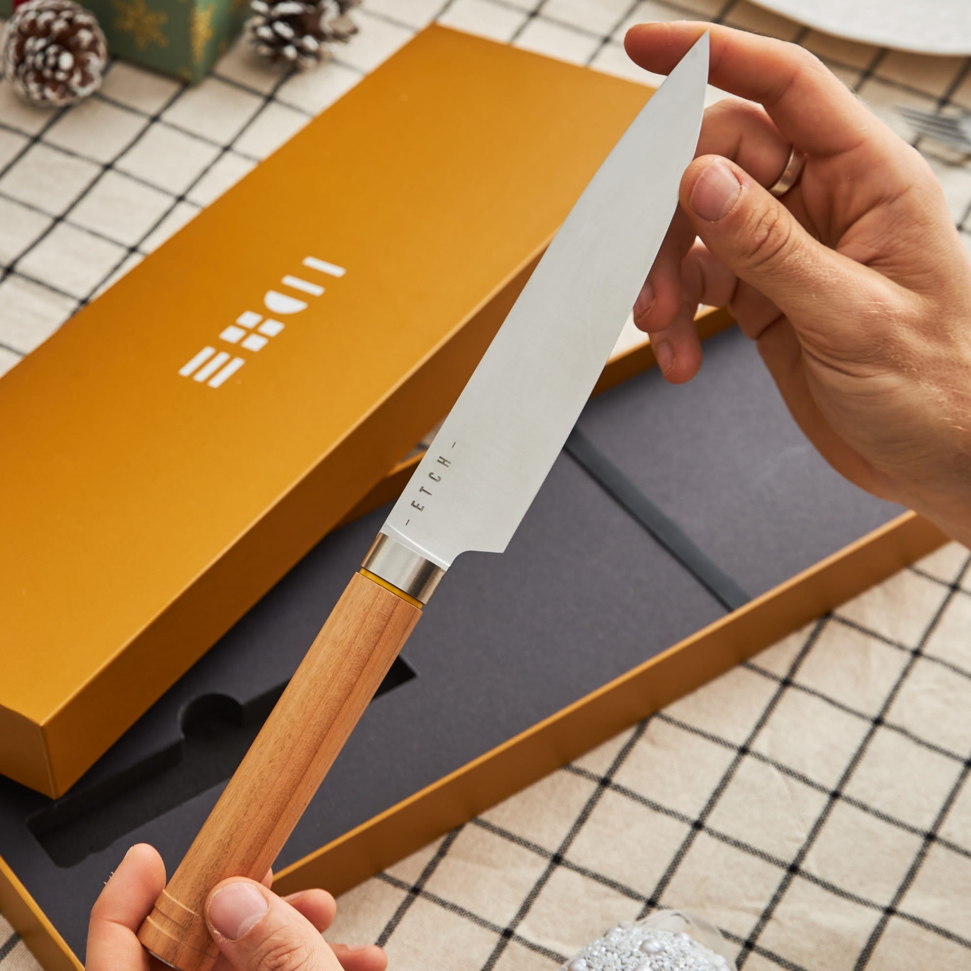 Coffret cadeau élégant contenant le couteau de chef ETCH, idéal pour les passionnés de cuisine