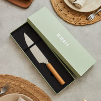 Couteau éminceur ETCH dans un coffret cadeau vert sauge, lame lisse 20 cm et manche bois aux nervures naturelles