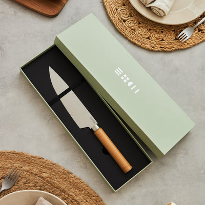 Couteau éminceur ETCH dans un coffret cadeau vert sauge, lame lisse 20 cm et manche bois aux nervures naturelles