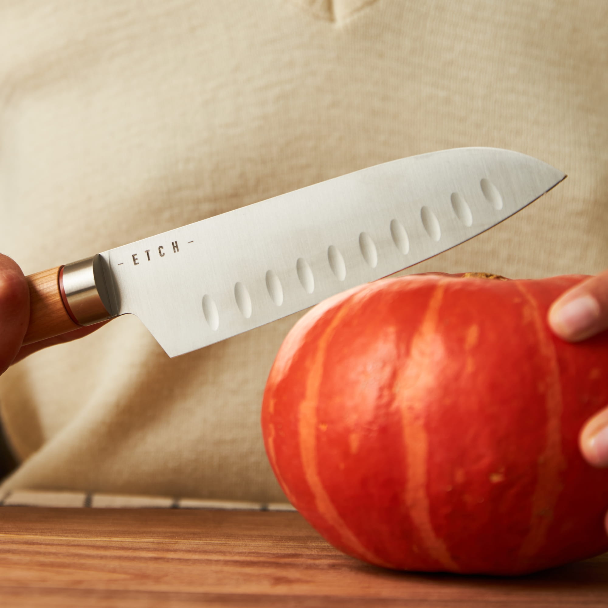 Découpe de légumes et précision de tranchage avec le couteau Santoku ETCH fabriqué à Thiers