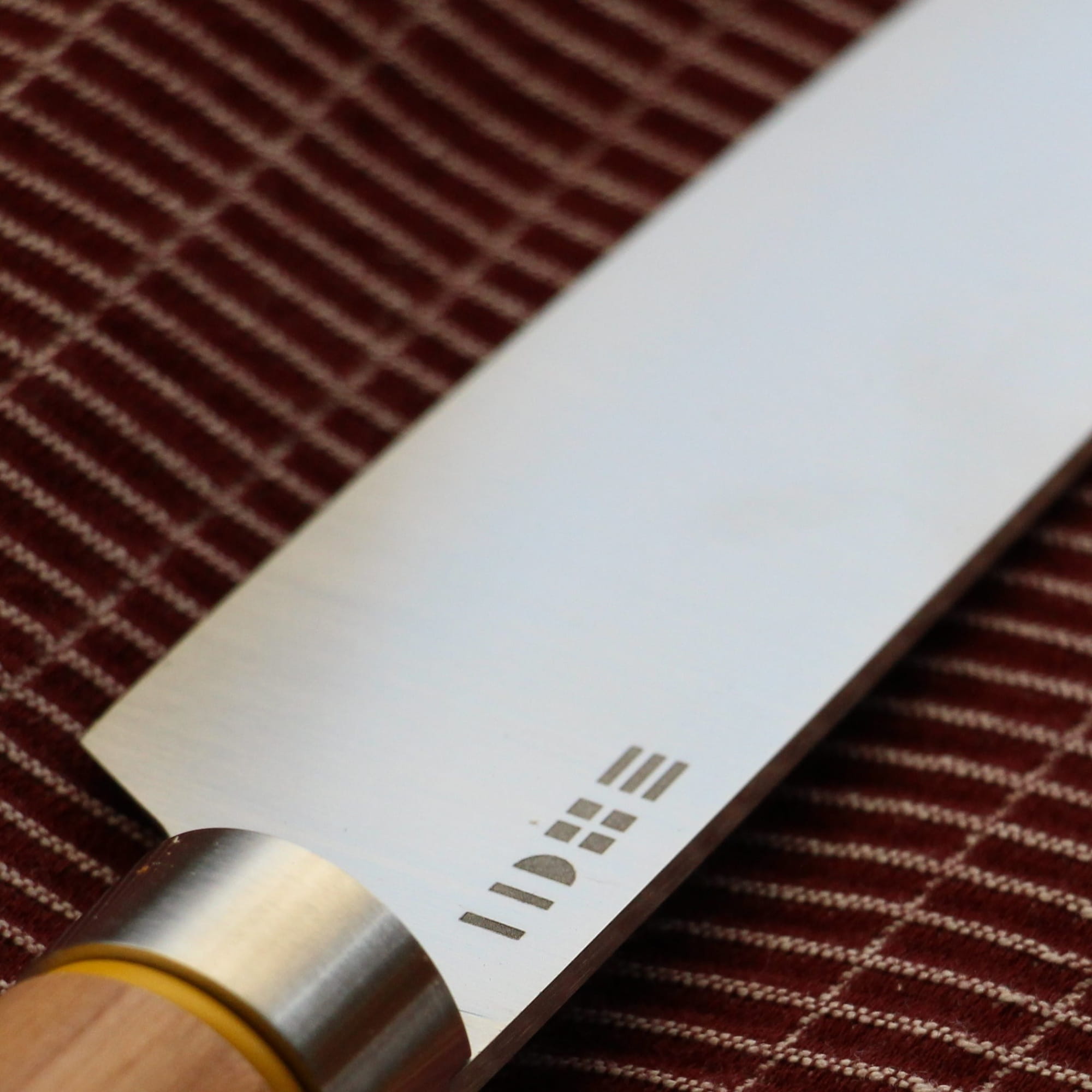 Détail de la lame de 18,5cm en acier Nitrox du couteau de chef ETCH pour une découpe précise