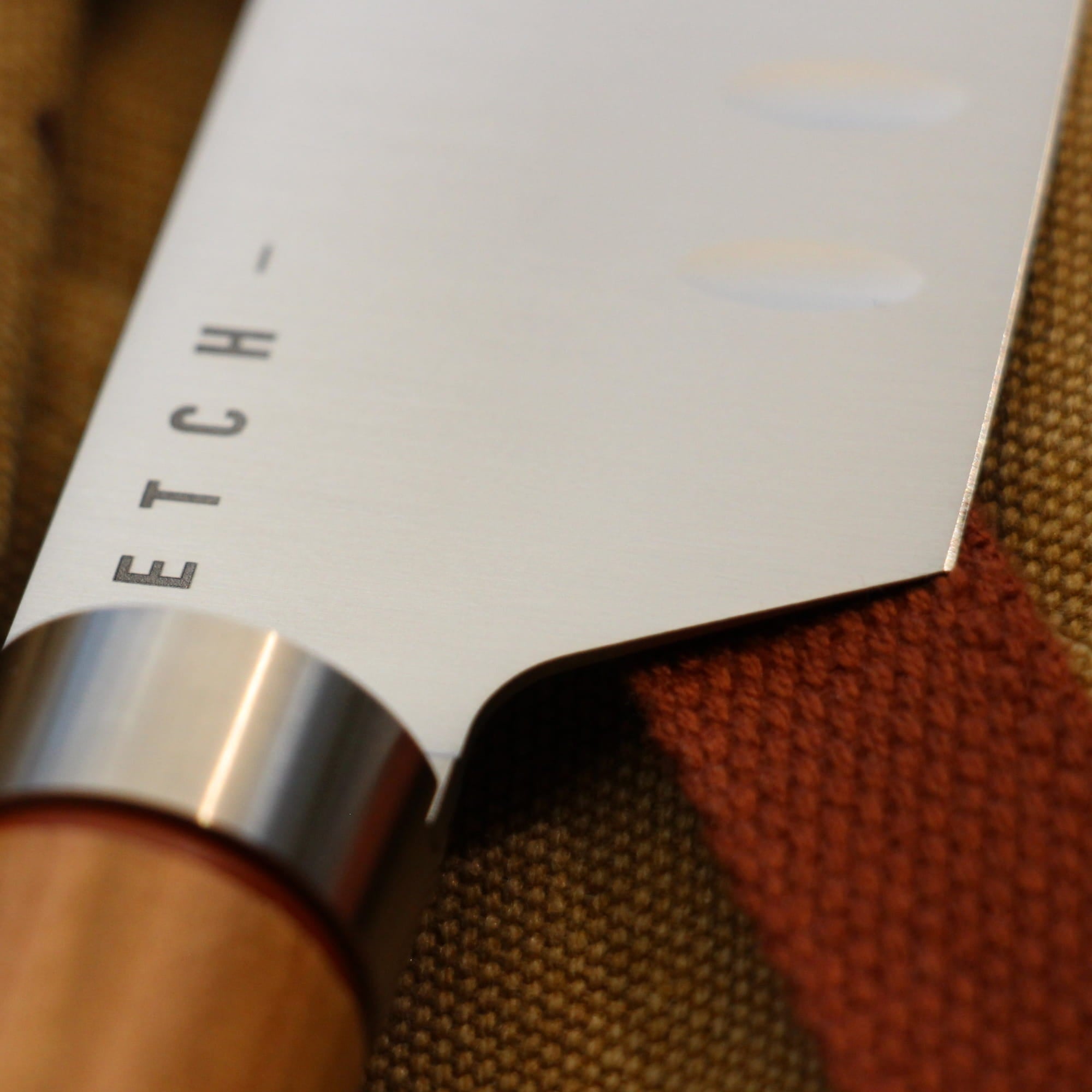 Détail de la lame de 20cm en acier Nitrox du couteau éminceur ETCH pour de larges découpes