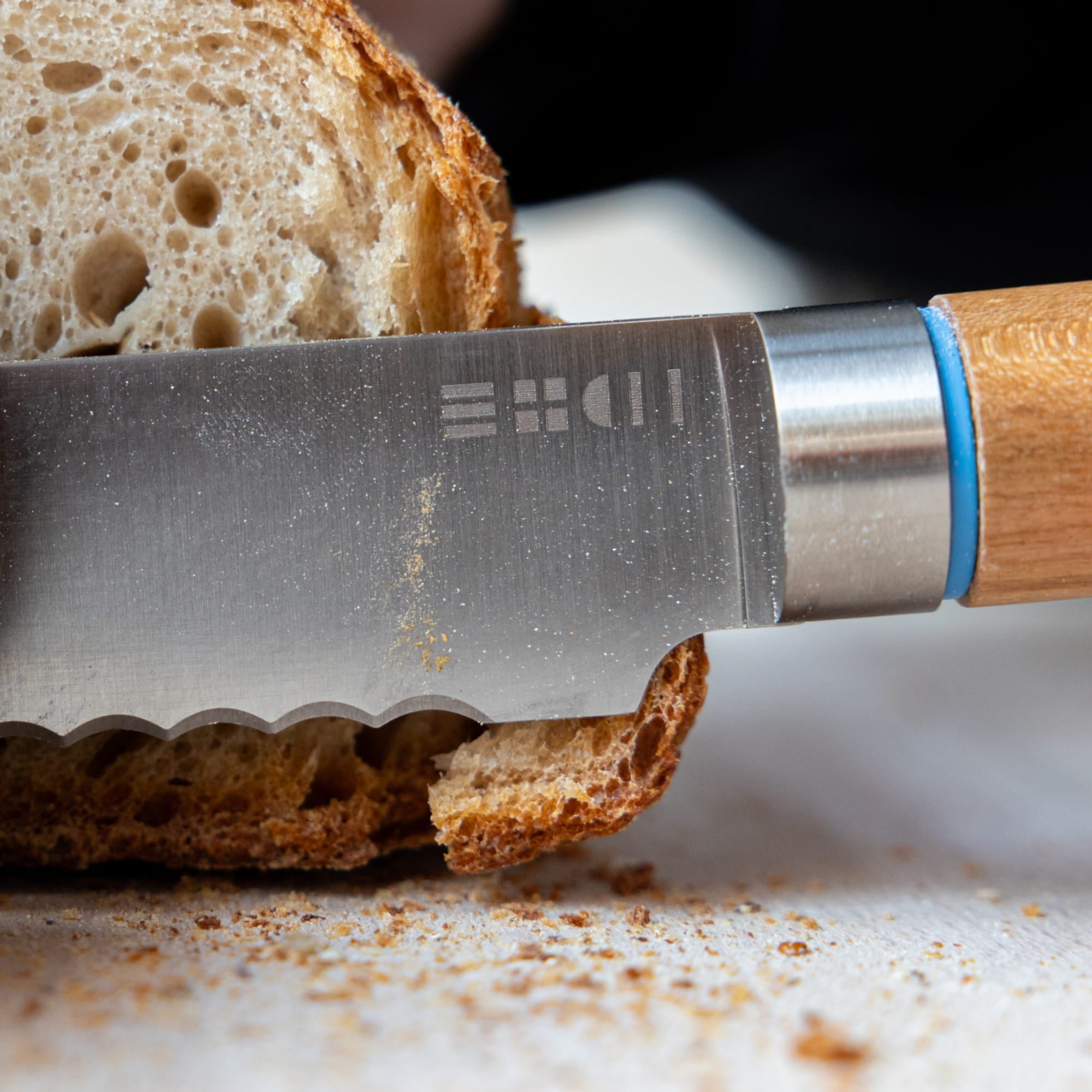 Détail de la lame dentelée haute performance du couteau à pain ETCH pour croûtes dures