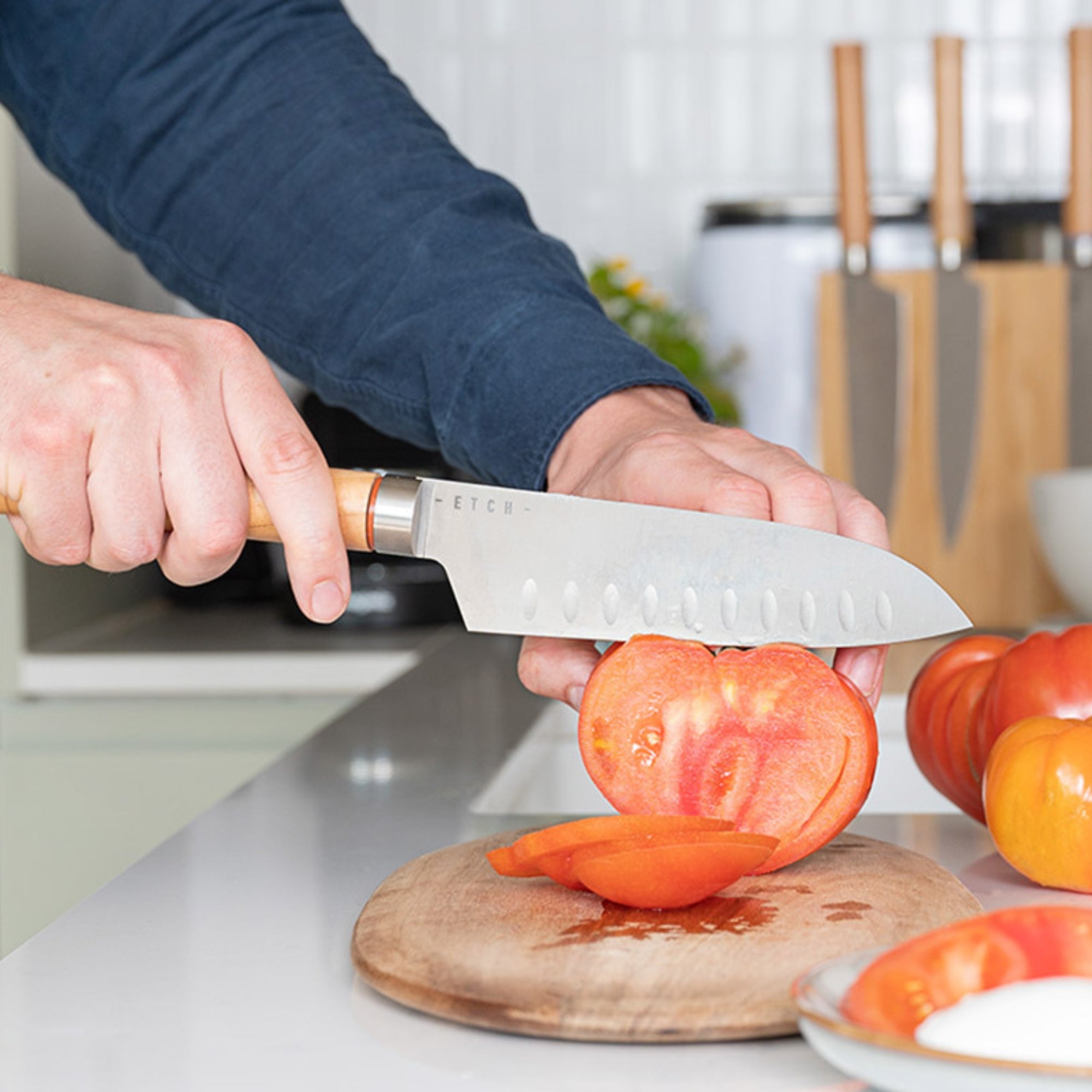 Couteau Santku ETCH - Découpe précise d'une tomate
